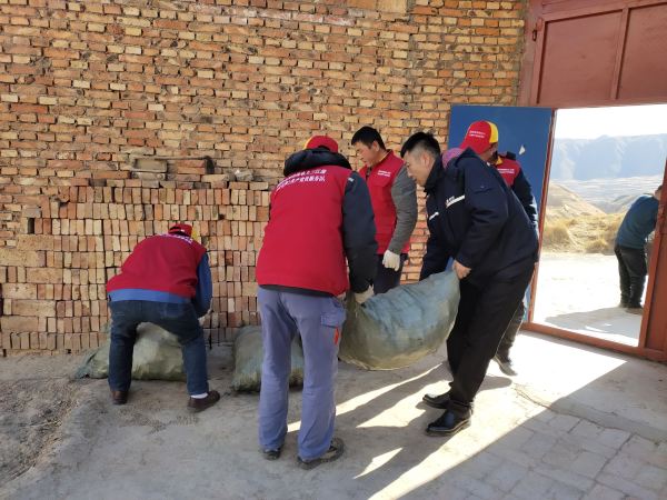 國(guó)網(wǎng)青海黃化化隆縣供電公司：節(jié)前“祝?！迸诵? width=