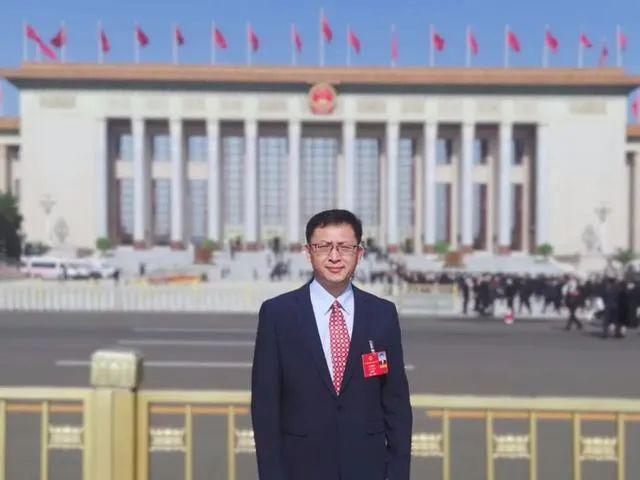 加快推動(dòng)新能源行業(yè) 與人工智能融合創(chuàng)新——訪全國(guó)人大代表、樂山太陽(yáng)能研究院院長(zhǎng)姜希猛