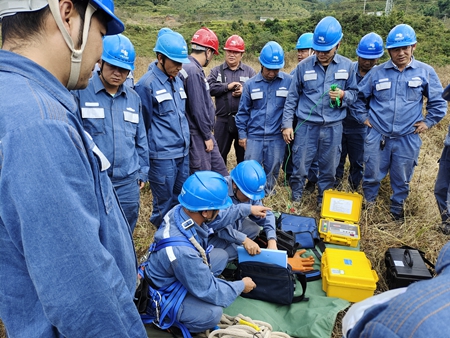 鳳慶供電局開展接地電阻儀、直流試送儀的培訓(xùn)