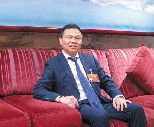 強(qiáng)電網(wǎng)優(yōu)服務(wù) 推動(dòng)城鄉(xiāng)一體化發(fā)展——訪全國人大代表、奧克斯集團(tuán)有限公司董事長鄭堅(jiān)江