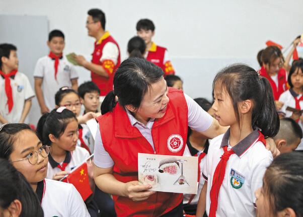 浙江永嘉縣紅十三愛心社25年，幫助4630名貧困學(xué)生