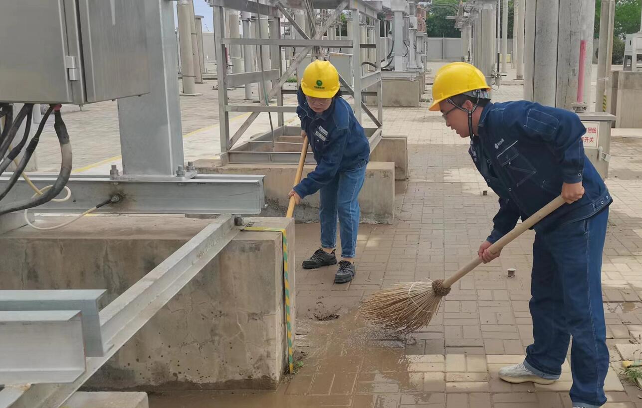 戈壁有雨，阿電人全力出擊保供電