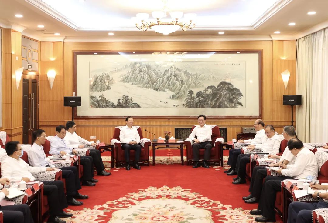 國家電網(wǎng)董事長(zhǎng)、黨組書記辛保安與青海省委書記信長(zhǎng)星、省長(zhǎng)吳曉軍會(huì)談