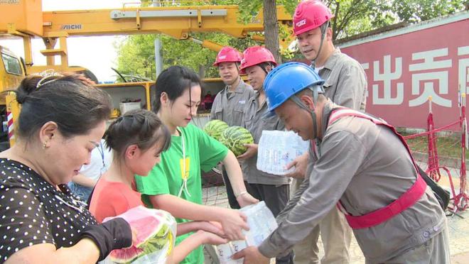 四川什邡：電力工人高溫保電忙，社區(qū)群眾熱情慰問表感謝