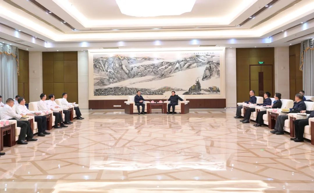 國(guó)家電網(wǎng)公司董事長(zhǎng)、黨組書(shū)辛保安與四川省委書(shū)記王曉暉會(huì)談