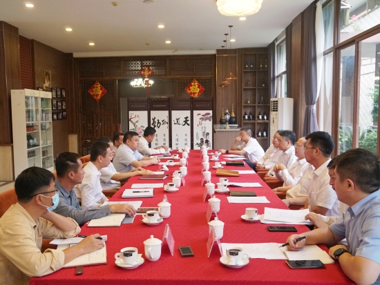 中國(guó)電建黨委常委、副總經(jīng)理徐鵬程與海南萬(wàn)寧市委書(shū)記蓋文啟、市長(zhǎng)王三防座談
