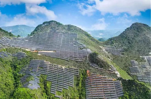 全國(guó)首例！吉電股份“大容量、高坡度”集中式山地光伏項(xiàng)目并網(wǎng)