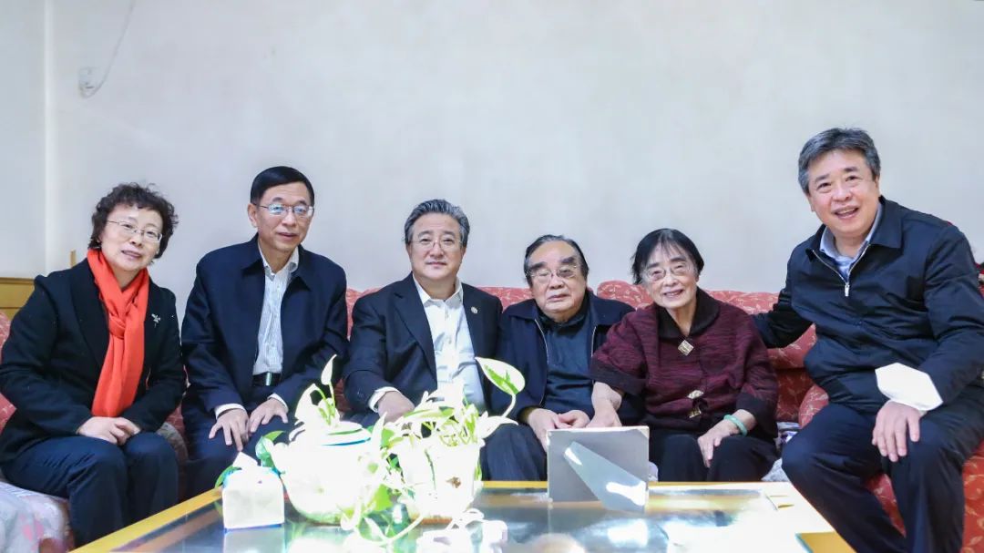 余劍鋒春節(jié)前夕看望慰問核工業(yè)老領(lǐng)導(dǎo)蔣心雄、陳肇博