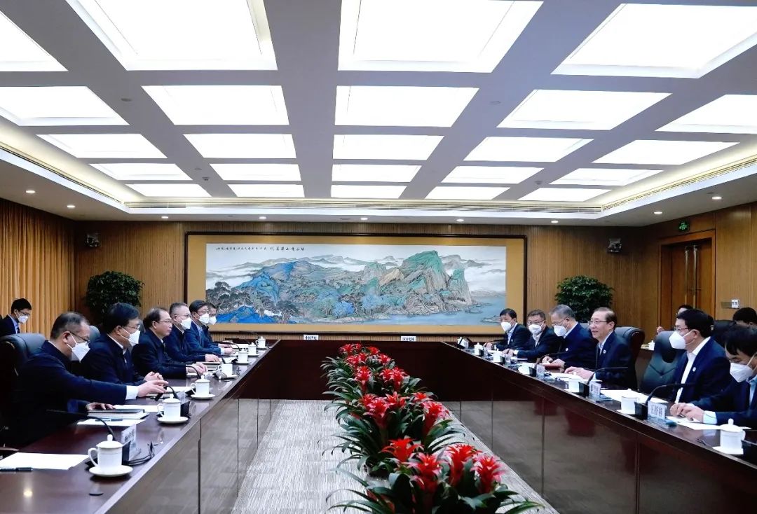 華電集團(tuán)董事長江毅、總經(jīng)理葉向東與國家電網(wǎng)董事長辛保安、總經(jīng)理張智剛舉行會(huì)談
