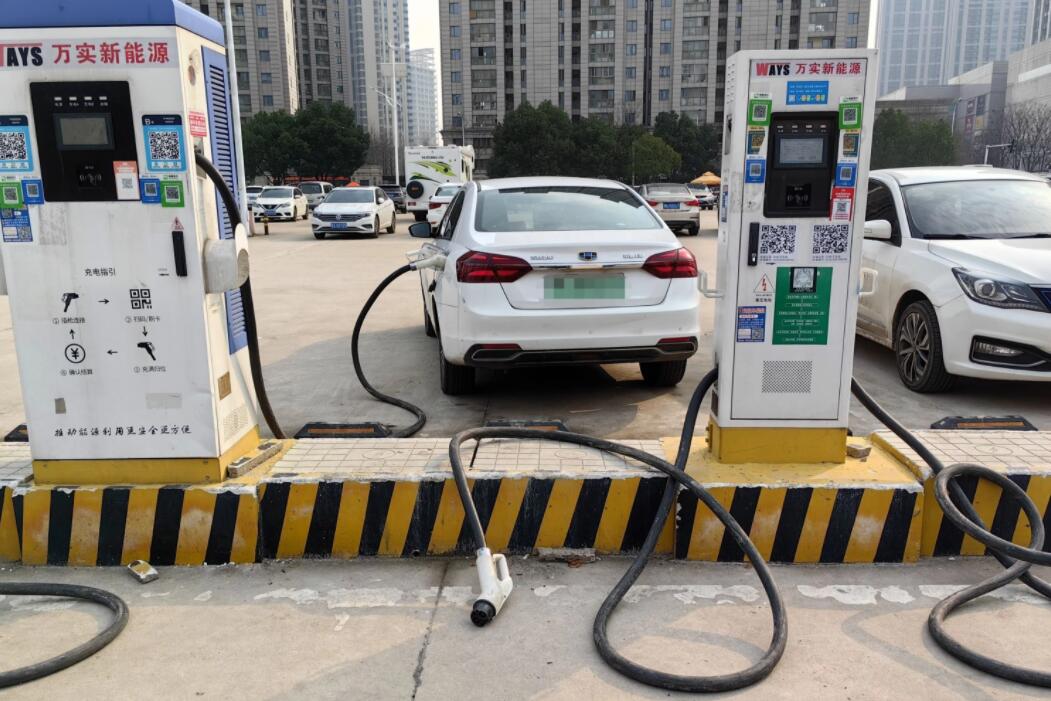 新能源車充電槍被扔積水中，對“城市家電”需多加愛護