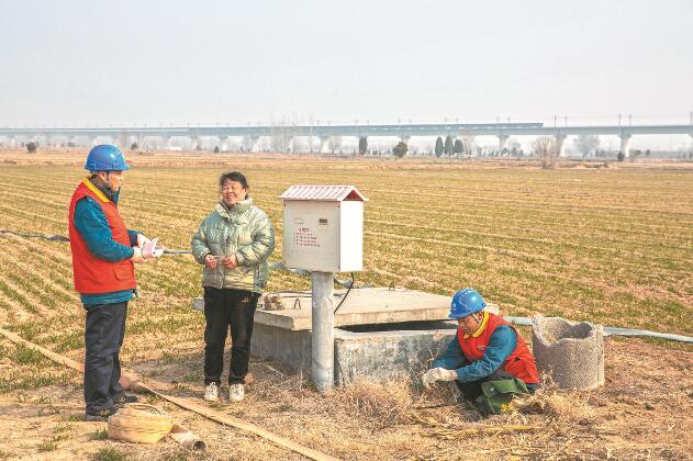 山東省梁山縣：黃河灘區(qū)上，井在地頭，電到井口