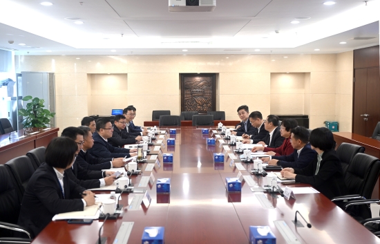 中國電建黨委常委、副總經(jīng)理王小軍與中國華電集團(tuán)黨組成員、副總經(jīng)理李旭紅會談