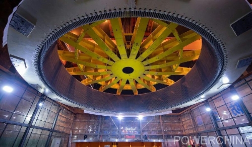 黃河上游在建海拔最高、裝機(jī)容量最大的水電站首臺(tái)機(jī)組定子順利吊裝