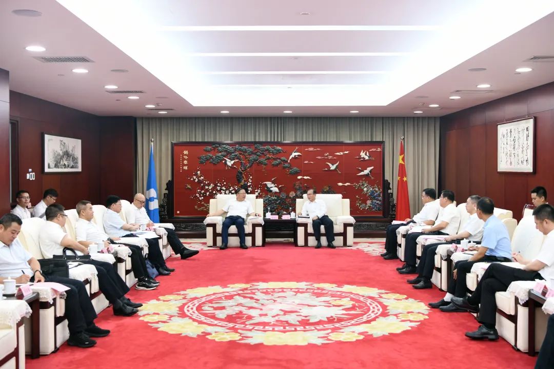江毅與廣西壯族自治區(qū)人民政府黨組成員、國資委黨委書記秦如培舉行會談