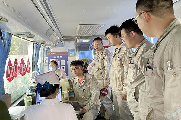 臨汾熱電公司組織“熱血與大愛(ài)同流，真情與奉獻(xiàn)同行”無(wú)償獻(xiàn)血活動(dòng)