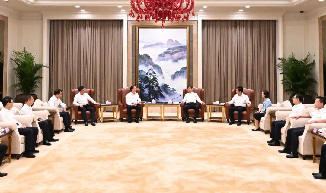 國家電網(wǎng)公司董事長、黨組書辛保安與福建省委書記周祖翼、省長趙龍會談