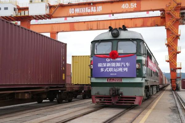 國產(chǎn)新能源汽車，坐火車“出?！?