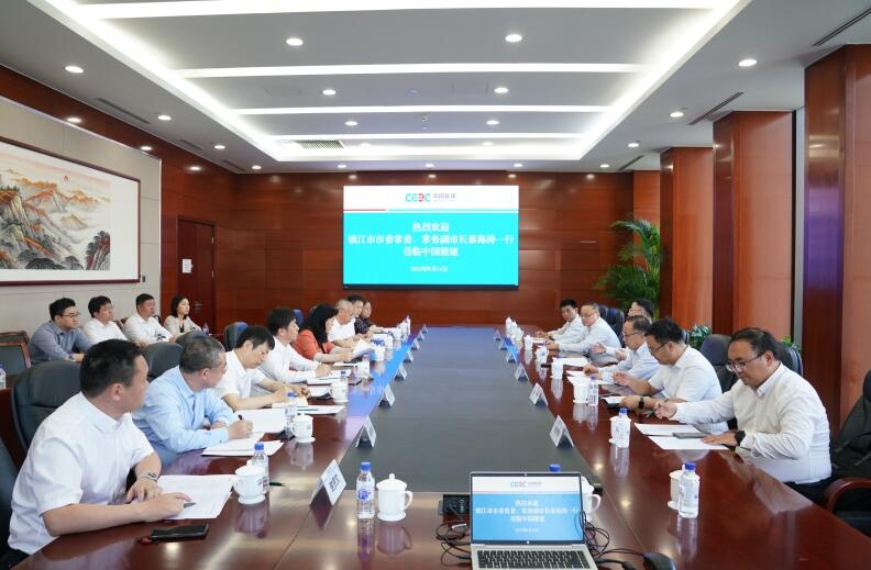 李麗娜與鎮(zhèn)江市委常委、常務(wù)副市長秦海濤會談