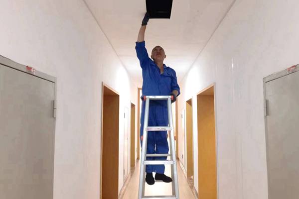 圖為物業(yè)人員利用節(jié)假日對值班宿舍電纜廊道、空調(diào)管道進行檢查和維護