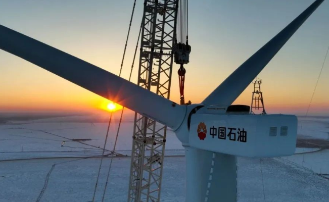 中國石油在建單體規(guī)模最大集中風電項目——昂格55萬千瓦風電項目首臺風機成功吊裝！