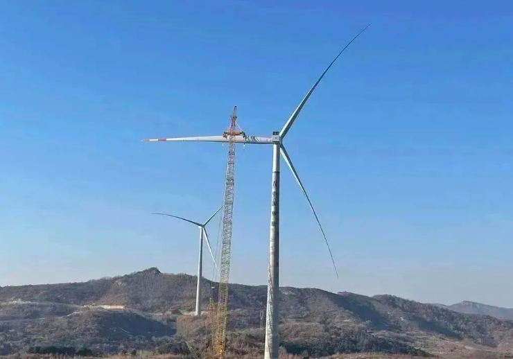 中石化起運公司營口風電項目首臺混塔圓滿吊裝！