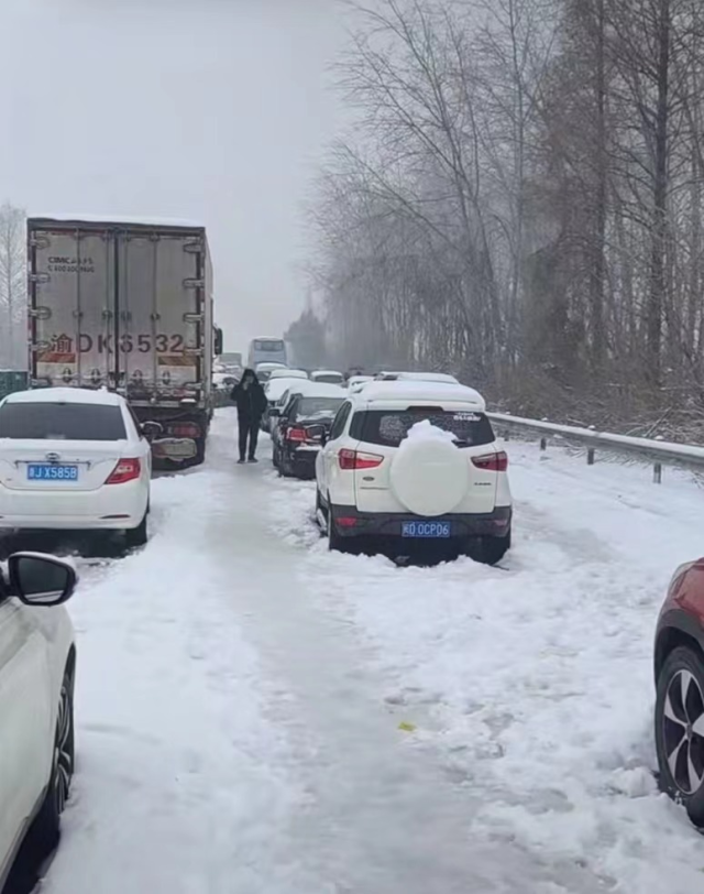 湖北凍雨暴雪導(dǎo)致高速公路堵塞，電動汽車再現(xiàn)“趴窩”