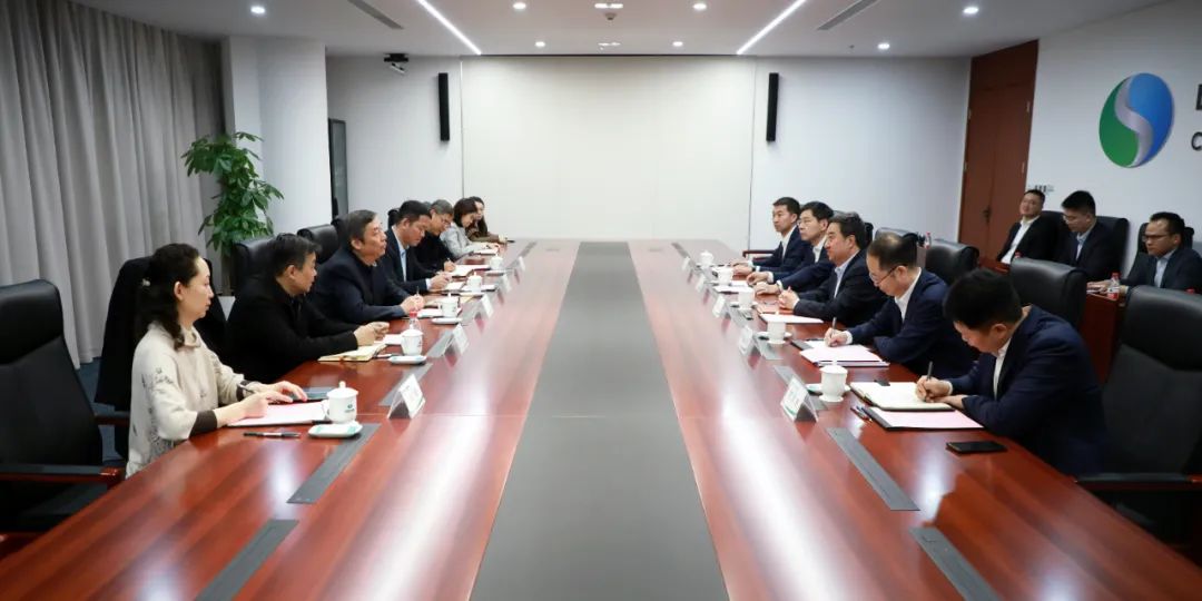 中國(guó)電氣裝備黨委書記、董事長(zhǎng)白忠泉會(huì)見上海市經(jīng)濟(jì)和信息化委員會(huì)副主任戎之勤