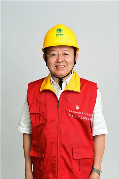 全國(guó)人大代表、國(guó)網(wǎng)浙江慈溪市供電公司客服中心社區(qū)經(jīng)理錢海軍——讓訴訟服務(wù)之光照亮千家萬戶