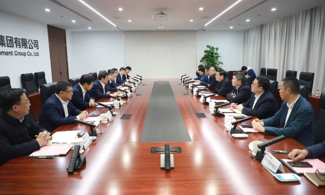 中國電氣裝備黨委書記、董事長白忠泉會見上海市靜安區(qū)委書記于勇