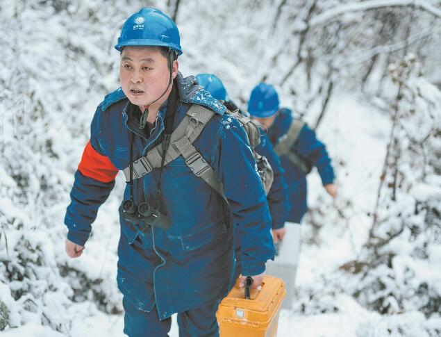 【國網(wǎng)楷?！恐芗t亮：巡行秦嶺深處 守護線路安全