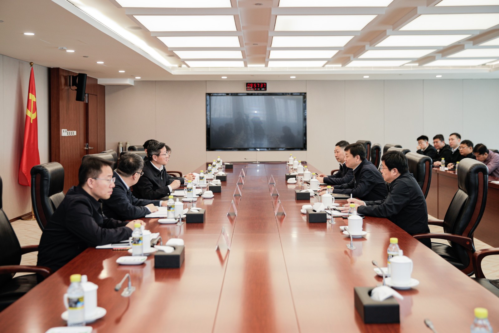 國家能源集團總經(jīng)理、黨組副書記余兵會見衡水市委副書記、市長董曉航