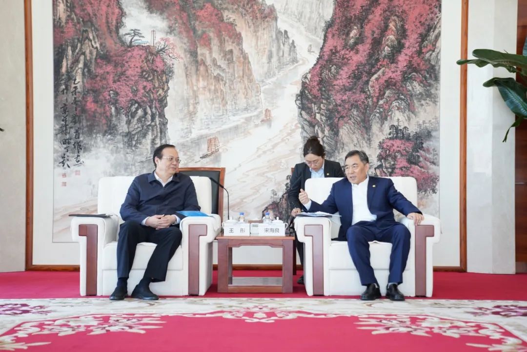 中國(guó)能建黨委書記、董事長(zhǎng)宋海良與歐洲自然科學(xué)院院士、中國(guó)發(fā)展研究院院長(zhǎng)王彤會(huì)談