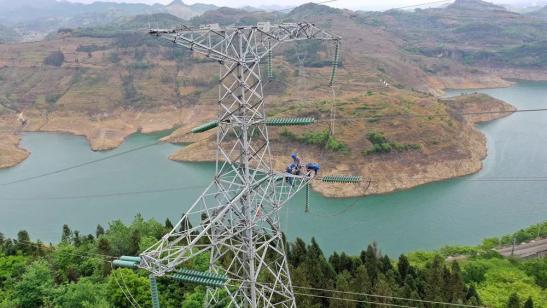 貴州興義供電局高空之上，用責任守護安全送去光明