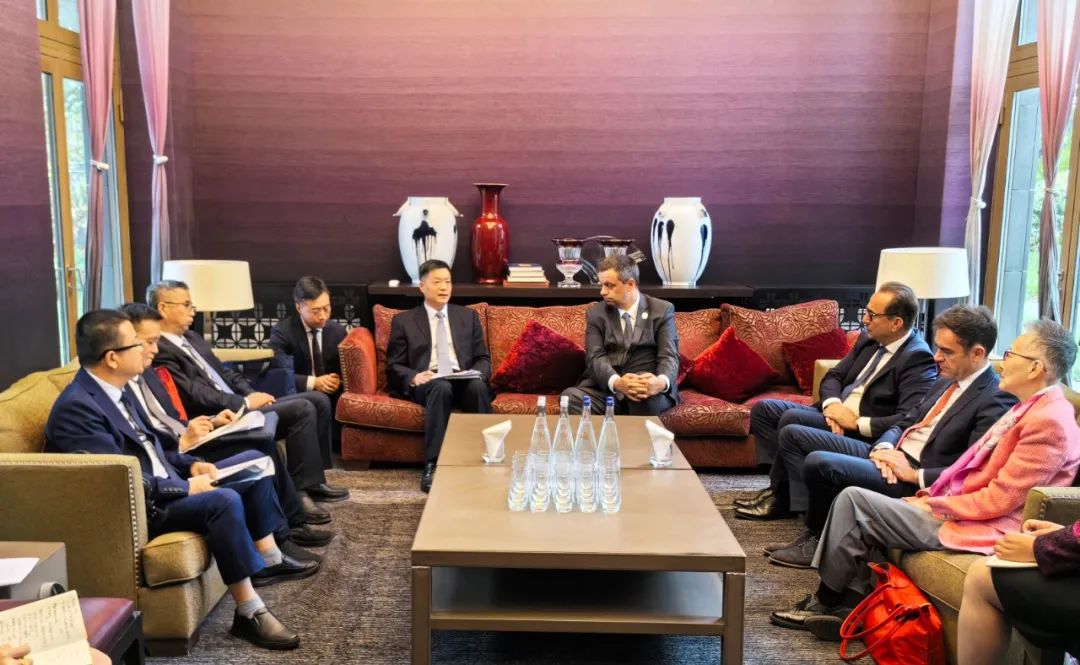 東方電氣集團(tuán)黨組書記、董事長俞培根與法國電力集團(tuán)董事長兼首席執(zhí)行官呂克·雷蒙會談