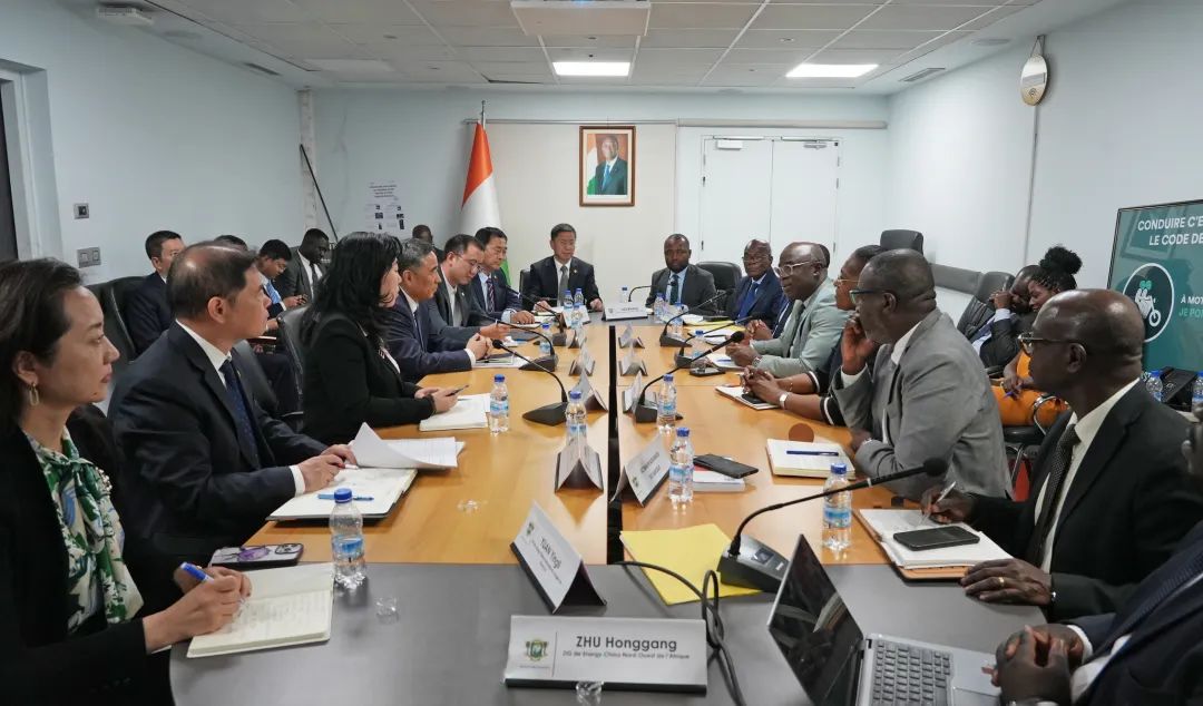 中國能建黨委書記、董事長宋海良與科特迪瓦交通部副部長科內(nèi)·迪奧曼會談