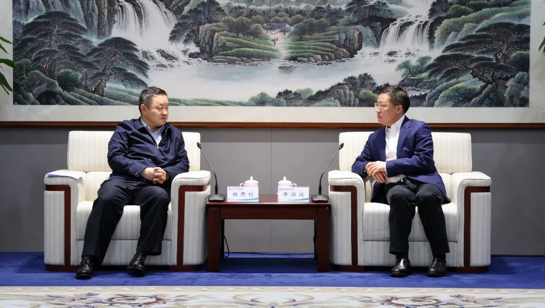 中國電氣裝備黨委書記、董事長李洪鳳會(huì)見中國國新黨委書記、董事長徐思偉