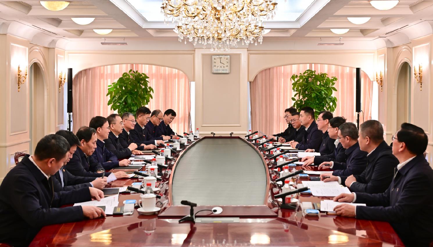大唐集團董事長鄒磊、總經(jīng)理張傳江與中國安能董事長陳奕輝、總經(jīng)理周慶豐會談