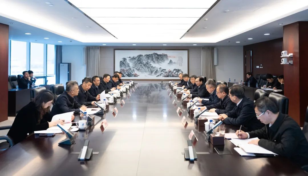 華電集團(tuán)董事長(zhǎng)江毅、總經(jīng)理葉向東與哈電集團(tuán)董事長(zhǎng)曹志安、總經(jīng)理黃偉舉行會(huì)談