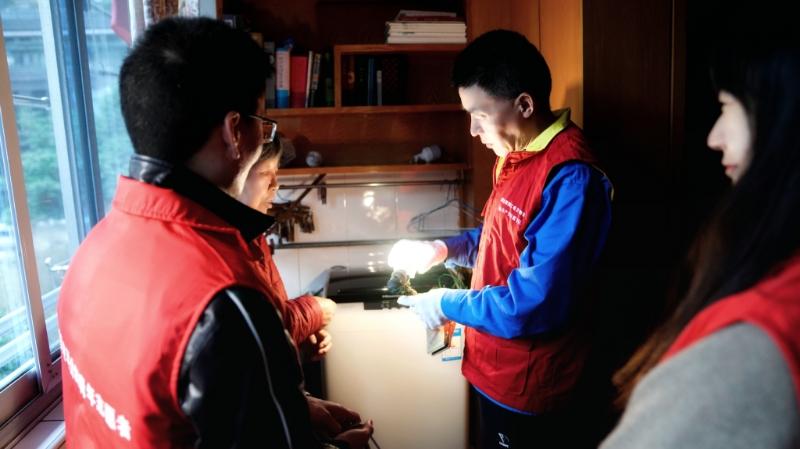 國網(wǎng)浙江物資公司電力青年主動(dòng)上門服務(wù)，“電暖”千萬家